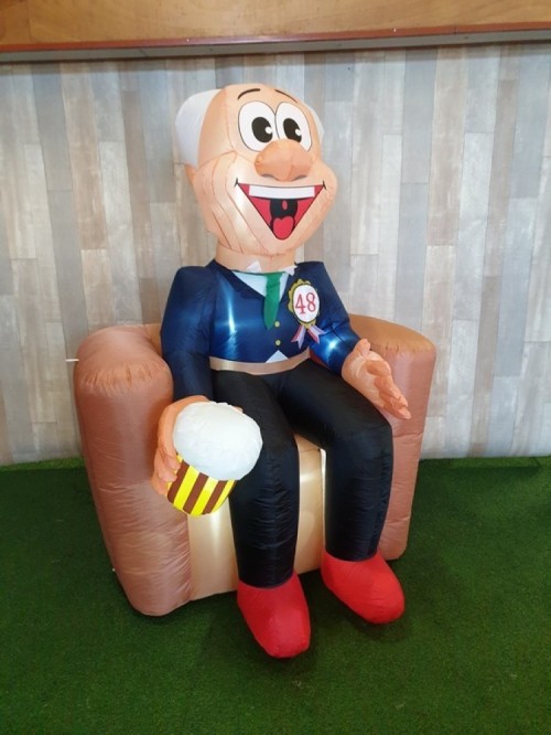 Indoor Abraham zittend op stoel 2,3m